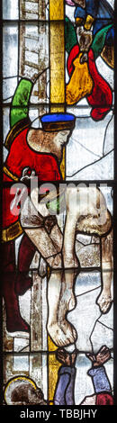 Il XVI secolo le finestre di vetro macchiate all'interno della chiesa di Santa Maria, Fairford, Gloucestershire, England, Regno Unito - 6 finestra di dettaglio della crocifissione, discesa da Foto Stock