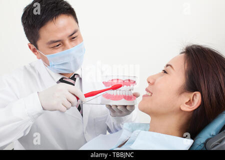 Esame orale in clinica. Foto Stock