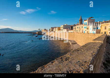 Alghero (L'Alguer), provincia di Sassari , Sardegna, Italia. Famosa per la bellezza delle sue coste e le sue spiagge e il suo centro storico. Foto Stock