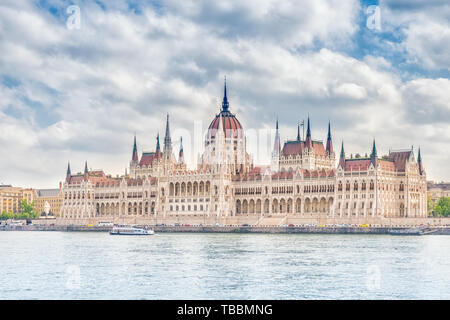 Una vista panoramica della cittá di Budapest, il parlamento ungherese edificio - uno degli edifici più belli della capitale ungherese. Foto Stock