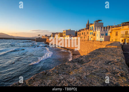 Tramonto sul mare di Alghero (L'Alguer), provincia di Sassari , Sardegna, Italia. Foto Stock