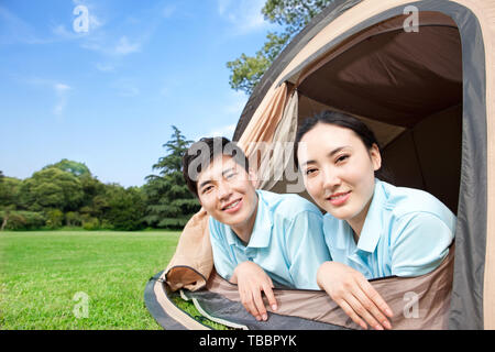 Un giovane su una vacanza suburbana. Foto Stock