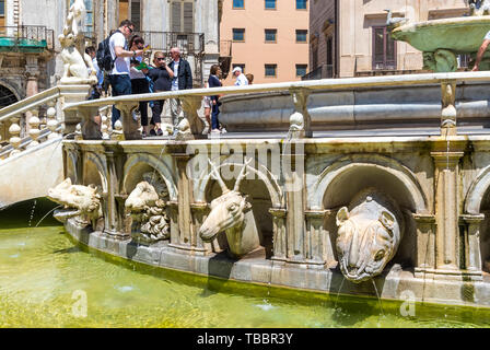 Praetorian Fontana (Italiano: Fontana Pretoria) su Piazza Pretoria a Palermo, Sicilia, Italia Foto Stock