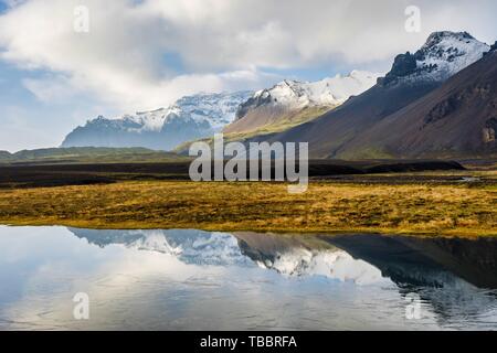Tipico paesaggio islandese tra Vik e Joekulsarlon in Islanda, l'Europa. Foto Stock