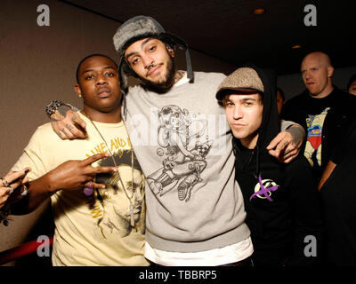 Ritratto esclusivo di musicisti Mack Maine, Travis McCoy e Pete Wentz dietro le quinte Lil Wayne 'Io sono la musica Tour' al Amphitheatre di Gibson Marzo 29, 2009 a Los Angeles. Foto Stock