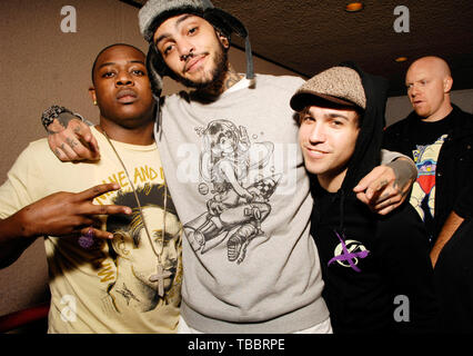 Ritratto esclusivo di musicisti Mack Maine, Travis McCoy e Pete Wentz dietro le quinte Lil Wayne 'Io sono la musica Tour' al Amphitheatre di Gibson Marzo 29, 2009 a Los Angeles. Foto Stock