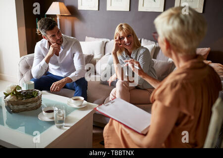 Giovane con problema nel partenariato nella consulenza psicologica Foto Stock