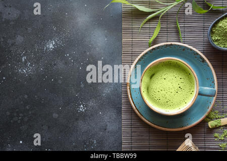 Ancora vita giapponesi con tè verde Matcha con accessori sulla tavola nera. Vista da sopra. Spazio per il testo. Foto Stock
