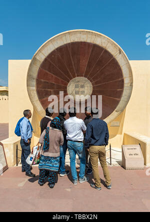 I visitatori guardano Narivalaya Dakshin Gola meridiana strumento a Jantar Mantar Observatory, Jaipur, India Foto Stock