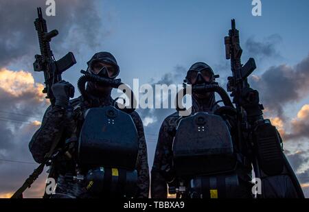 Stati Uniti Navy SEALs, assegnato alla Naval Special Warfare Group 2, conduce le immersioni esercita in piena lotta contro l'ingranaggio 29 maggio 2019 vicino al piccolo fiume, Virginia. Le guarnizioni sono la componente marittima degli Stati Uniti Le forze speciali e sono addestrati per condurre una serie di operazioni dal mare, l aria e la terra. Foto Stock