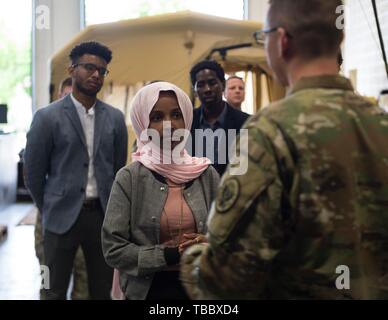 Stati Uniti Sost. Ilhan Omar del Minnesota, centro, ascolta gli avieri con il cinquantacinquesimo civile del Team di supporto durante una visita a la 133Airlift Wing 29 Maggio 2019 a St. Paul, Minnesota. Foto Stock