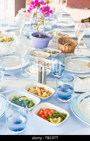 Varioius meze antipasti in una piscina ristorante greco. Sani spuntini vegetariani. Cucina locale mediterranea. Vista superiore Foto Stock