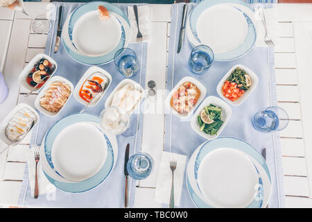 Varioius meze antipasti in una piscina ristorante greco. Sani spuntini vegetariani. Cucina locale mediterranea. Vista superiore Foto Stock
