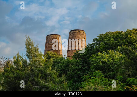 Abbandonato il vecchio camini industriali nbear il ponte romano, Porto Torres, provincia di Sassari , Sardegna, Italia. Foto Stock