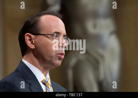 U.S vice procuratore generale Rosenstein asta offre commento durante il servizio di marshalling 37th amministrazione onorario di cerimonia di premiazione nella Sala Grande del Robert F. Kennedy Palazzo di Giustizia il 1 novembre 2018 a Washington, DC. Foto Stock