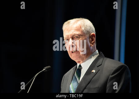 Ex u.s il Procuratore Generale e il Memorial Fund Presidente John Ashcroft offre commento durante il trentunesimo annuale veglia a lume di candela per funzionari di polizia che hanno perso la vita in servizio presso il National Mall, 14 maggio 2019 a Washington, DC. Foto Stock