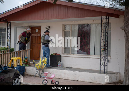 Stati Uniti Esegue il marshalling, federali, statali e locali di funzionari di polizia preparati a entrare in una casa per arrestare un fuggitivo Marzo 8, 2019 in Las Cruces, Nuovo Messico. La massiccia operazione cosiddetta di fascio triplo ha portato all'arresto di 154 fuggiaschi da tutto Dona Ana County. Foto Stock