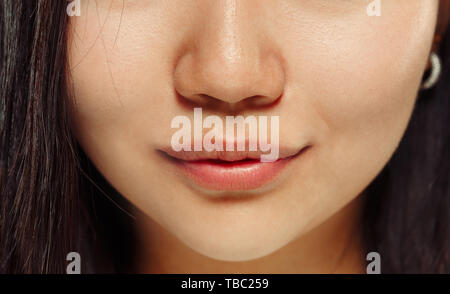 Il coreano giovane donna's close up verticale. Modello femminile il sorriso sulle labbra. Concetto di emozioni umane, l'espressione del viso, bellezza, self-care, cosmetici, spa. Foto Stock