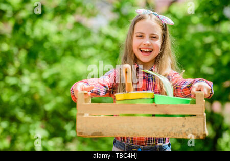 Amo il mio lavoro. bambina kid nella foresta. estate farm. Infanzia felice. bambina con utensili da giardinaggio. La giornata della terra. molla village country. ecologia ambiente. Felice giorno per bambini. Foto Stock