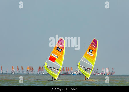 29 novembre 2018, Zhuhai, Guangdong. Il 2018 Asian Campionati di Vela & Asian aquilone bordo campionati è entrato nella sua quinta giornata. Nonostante le pessime condizioni atmosferiche, l'evento era ancora in pieno svolgimento, con atleti sfidando il freddo vento per la lotta contro il vento e le onde nelle acque dell'incenso della baia di stufa a Zhuhai per buoni risultati. Foto Stock