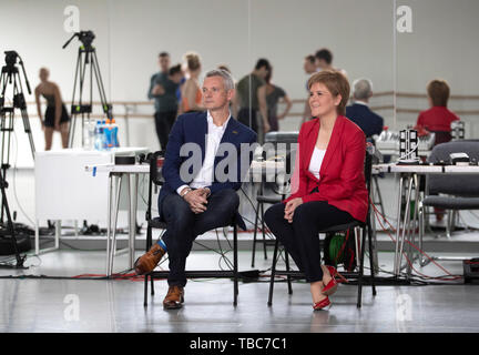 Primo Ministro Nicola storione, accanto al direttore artistico Christopher Hampson, orologi la creazione di un opera in una settimana" come parte della Scottish Ballet's digital stagione durante una visita per celebrare il cinquantesimo anniversario della Scozia la compagnia nazionale di danza. Foto Stock