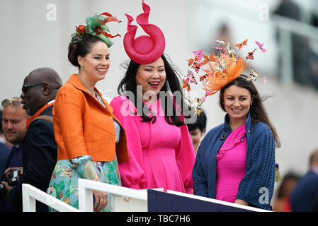 Maria Zherebtsova, Yuan Li e Anna Gilder durante il Signore giorno del 2019 investito Derby Festival presso la Epsom Racecourse, Epsom. Foto Stock