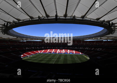 Una vista dentro la Wanda Metropolitano stadium di Madrid, dove il Tottenham Hotspur faccia Liverpool nella finale di Champions League domani sera. Foto Stock