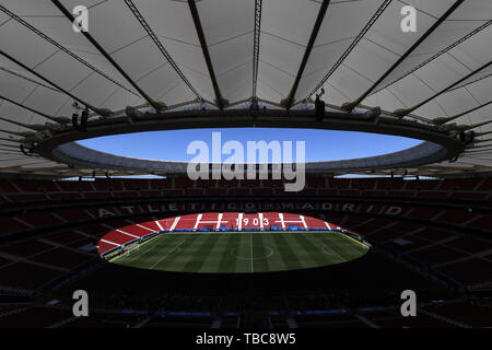 Una vista dentro la Wanda Metropolitano stadium di Madrid, dove il Tottenham Hotspur faccia Liverpool nella finale di Champions League domani sera. Foto Stock