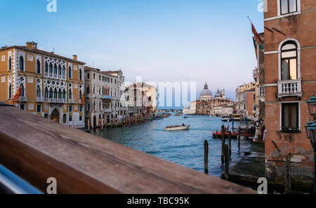 Vista al tramonto del Canal Grande con la Basilica di Santa Maria della Salute dal ponte, Venezia, Italia. Foto Stock