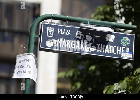 Un cartello stradale di Margaret Thatcher Square in Madrid, che è stata rinominata dai tifosi del Liverpool come "Jeremy Corbyn square' prima della finale di Champions League a Wanda Metropolitano stadium sabato notte. Foto Stock