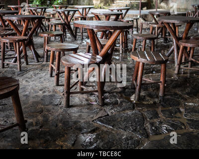 Tavoli in legno e posti a sedere in un cafe' all'aperto in Vinales, Cuba Foto Stock