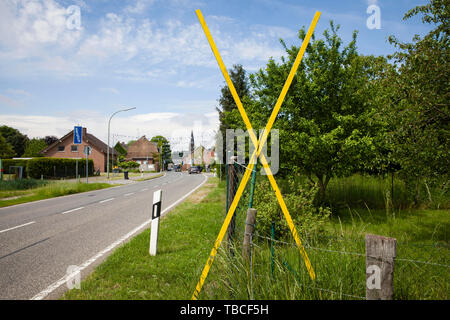 Il villaggio di Keyenberg vicino Erkelenz è per dare modo a Garzweiler miniera di lignite nei prossimi anni, giallo attraversa come protesta, Erkelenz, Germa Foto Stock