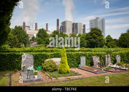 Alimentato a lignite power plant Niederaussem, cimitero, Bergheim, Germania. das Braunkohlekraftwerk Niederaussem, Friedhof, Bergheim, Deutschland. Foto Stock