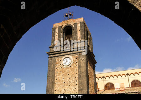 Dettagli degli esterni della chiesa di San Nicola a Randazzo, provincia di Catania, Italia. Foto Stock