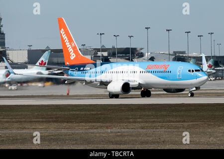 Un Sunwing Airlines Boeing 737 aereo è visto uscire Montréal-Pierre Elliot Trudeau International Airport di Montreal, Quebec, Canada il 2 aprile Foto Stock