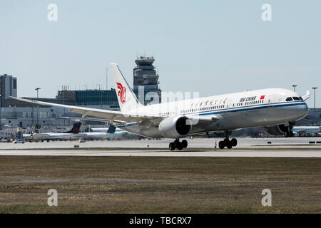 Air China Boeing 787 Dreamliner aereo è visto in atterraggio a Montréal-Pierre Elliot Trudeau International Airport di Montreal, in Quebec, Canada, su Ap Foto Stock