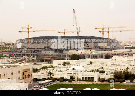 Sito in costruzione di uno stadio di calcio a Doha, in Qatar. Molti stadi sono costruiti per la Coppa del Mondo in 2022. Foto Stock