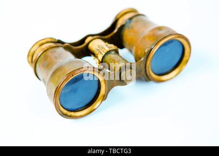 Ottone Vintage binocolo su sfondo bianco, vecchio strumento ottico Foto Stock