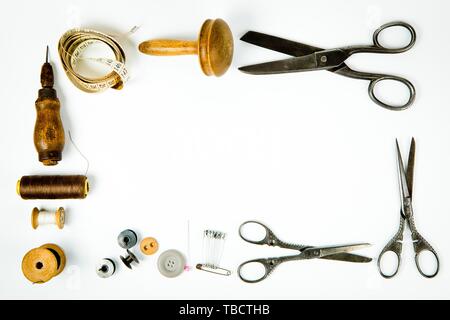 Vintage tradizionale di personalizzare il set di strumenti, strumento usato per il fatto a mano di sartoria in forma di telaio, spazio libero nel mezzo Foto Stock