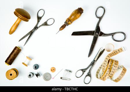 Gli strumenti classici per adattare, in metallo e in legno vecchio strumento di fatto a mano sartoria Foto Stock