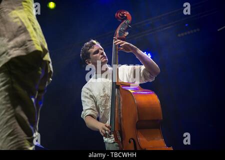 Vilhelm Bromander, Contrabassist di Filip Jers Quartet visto esibirsi sul palco. Un settimanale di jazz festival si tiene ogni anno a Technopolis in Gazi, con musicisti provenienti da tutto il mondo. Foto Stock