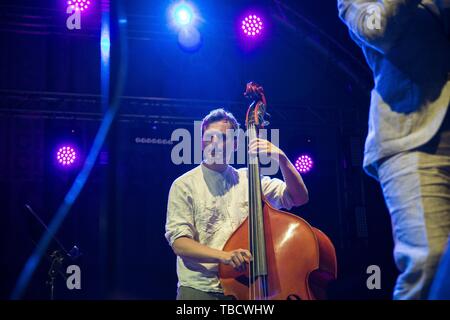 Vilhelm Bromander, Contrabassist di Filip Jers Quartet visto esibirsi sul palco. Un settimanale di jazz festival si tiene ogni anno a Technopolis in Gazi, con musicisti provenienti da tutto il mondo. Foto Stock