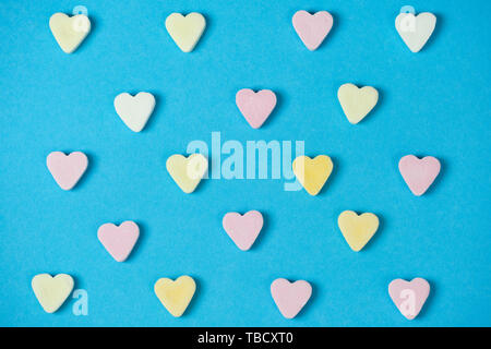 Candy cuori in righe su uno sfondo blu Foto Stock