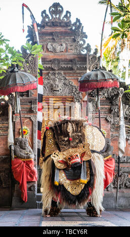 Banjar Gelulung, Bali, Indonesia - 26 Febbraio 2019: Mas villaggio. Riprodurre sul palco l'impostazione. Drago colorato figura danze nella parte anteriore della porta di Spalato e tem Foto Stock