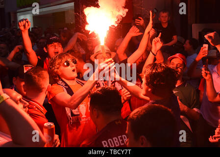 Tifosi del Liverpool gridare slogan con un ardente razzi di Madrid. Circa 5000 tifosi del Liverpool si radunano nel centro di Madrid in vista del finale di UEFA Champions League tra Liverpool F.C. (UK) e Tottenham Hotspur F.C. (UK), che sarà sabato 1 giugno 2019 a Wanda Metropolitano stadium in Madrid. Foto Stock