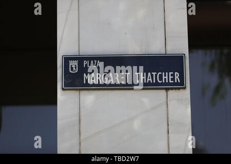 Un cartello stradale di Margaret Thatcher Square in Madrid, che è stata rinominata dai tifosi del Liverpool come "Jeremy Corbyn square' prima della finale di Champions League a Wanda Metropolitano stadium sabato notte. Foto Stock