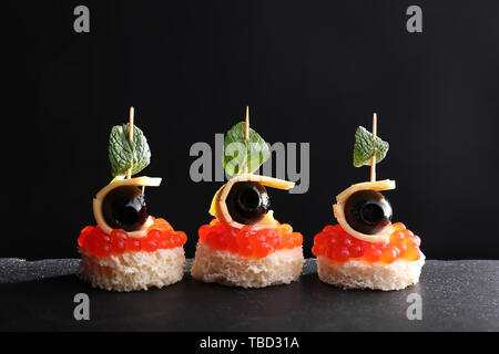 Gustosi crostini su sfondo scuro Foto Stock