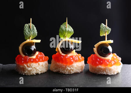 Gustosi crostini su sfondo scuro Foto Stock