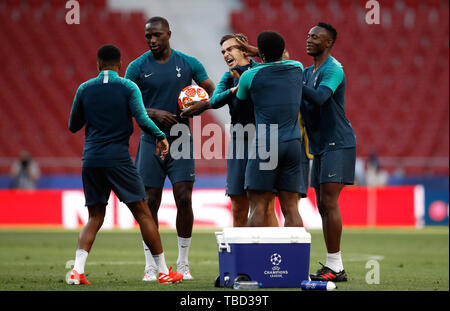 Tottenham Hotspur Harry Winks (centro) condivide una barzelletta con compagni di squadra durante una sessione di formazione al Estadio Metropolitano, Madrid. Foto Stock