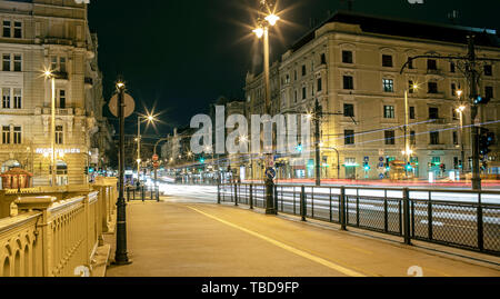 BUDAPEST, Ungheria - 24 August, 2018: vista notturna di Budapest illuminazione strada urbana Foto Stock